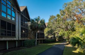 キアワ・アイランドにある4257 Mariners Watch Villa by Akers Ellis Rentalsの通り隣のヤシの木がある建物