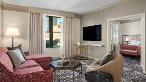 Sjónvarps- og/eða afþreyingartæki á Omni Severin Hotel