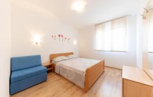 Postel nebo postele na pokoji v ubytování 1 Bedroom Stunning Apartment In Duce