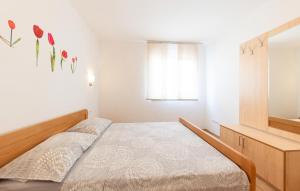 Postel nebo postele na pokoji v ubytování 1 Bedroom Stunning Apartment In Duce