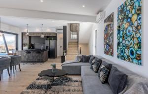 Χώρος καθιστικού στο Lovely Home In Razanj