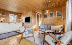 Μια τηλεόραση ή/και κέντρο ψυχαγωγίας στο Awesome Home In Grenaa With Wifi