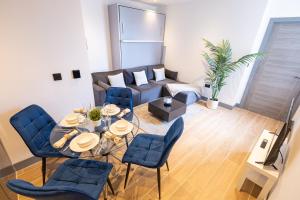 a living room with a table and chairs and a couch at New London 2 Bedroom, 2 Bathroom Flat in Finchley +36 photos