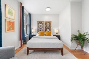 Una cama o camas en una habitación de Convenient 2BR - Walking distance to Times Square
