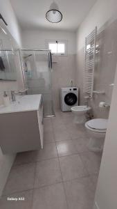 Un baño con lavabo, inodoro y ducha. en Casa vacanza Salento, en Aradeo