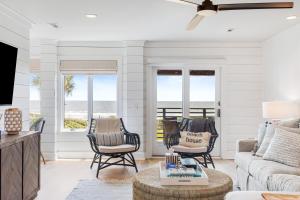Una sala de estar con vista al mar. en 4421 Windswept Villa by Akers Ellis Rentals, en Kiawah Island