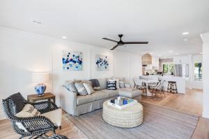 una sala de estar con un sofá y una mesa en 4421 Windswept Villa by Akers Ellis Rentals, en Kiawah Island