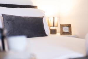 a bedroom with a bed with a pillow and a lamp at Chic 2King BD Apt London with Ensuite & Pull Out Bed in Finchley