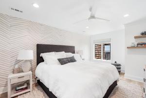 Un dormitorio blanco con una cama grande y una ventana. en 4421 Windswept Villa by Akers Ellis Rentals, en Kiawah Island