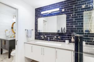 un baño con lavabo y espejo en 4421 Windswept Villa by Akers Ellis Rentals, en Kiawah Island 26 fotos más