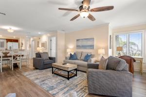 Una sala de estar con un sofá y un ventilador de techo. en 4416 Windswept Villa by Akers Ellis Rentals, en Kiawah Island