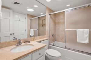 Un baño con lavabo, inodoro y ducha. en 4416 Windswept Villa by Akers Ellis Rentals, en Kiawah Island 30 fotos más