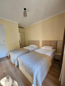 Postel nebo postele na pokoji v ubytování Guest House Gulba