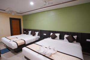 Postel nebo postele na pokoji v ubytování Hotel Debanjan