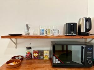 Kuchyň nebo kuchyňský kout v ubytování Spanglish Hostel Benidorm