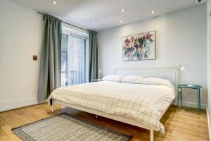 Postel nebo postele na pokoji v ubytování Spacious Group Haven Near Trendy St Laurent