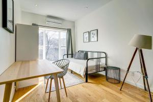 TV a/nebo společenská místnost v ubytování Spacious Group Haven Near Trendy St Laurent + 41 fotografií