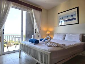 une chambre avec un lit avec deux animaux en peluche dessus dans l'établissement H&O SUNRISE VILLA IN Coral Bay!, à Coral Bay 57 autres photos