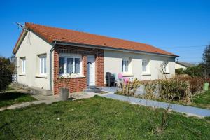a small white house with a red roof at Evasion Marine, Cozy home in Criel-sur-Mer