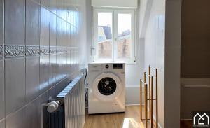 a washing machine in a bathroom with a window at Villa Les Pieds dans l'Eau - 4chambres 10personnes - Central & Proche Mer in Le Portel