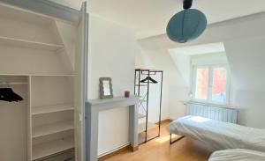 a bedroom with white walls and a bed and a shelf at Villa Les Pieds dans l'Eau - 4chambres 10personnes - Central & Proche Mer in Le Portel