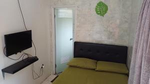 Televiisor ja/või meelelahutuskeskus majutusasutuses GIO Guesthouse Bogor +30 fotot