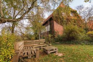 eine Holzbank vor einem Gebäude in der Unterkunft Romantische, alte Wassermühle in Rieste
