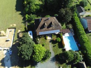 an overhead view of a house with a swimming pool at Les demoiselles de grignols in Grignols Dordogne