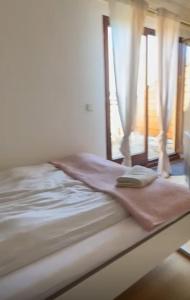 een bed in een kamer met een raam bij Ausblick in Stuttgart