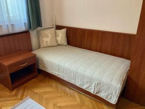 małą sypialnię z łóżkiem i szafką nocną w obiekcie Pénzpataki Vadászház w mieście Répáshuta +12 zdjęć