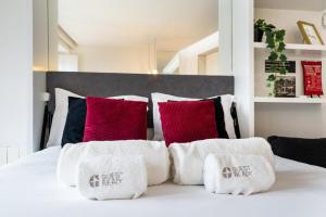 Una cama blanca con almohadas coloridas. en GuestReady - Cathedral Design Apartments, en Oporto