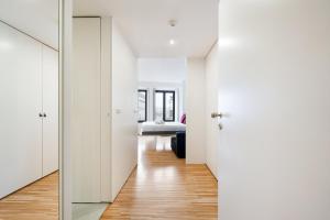 Habitación con paredes blancas y pasillo con puertas blancas. en GuestReady - Cathedral Design Apartments, en Oporto