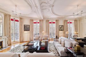 a living room with a couch and a fireplace at Hôtel Fouquet's Paris in Paris