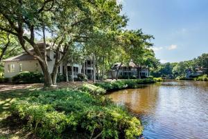 une maison à côté d'une rivière avec des maisons dans l'établissement 4816 Turtle Cove Villa by Akers Ellis Rentals, à Kiawah Island