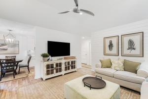 un salon avec un canapé et une télévision dans l'établissement 4816 Turtle Cove Villa by Akers Ellis Rentals, à Kiawah Island
