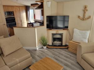 Η κουζίνα ή μικρή κουζίνα στο Pg 35 2 BED DELUX ON THE GOLDEN PALM CHAPEL ST LEONARDS