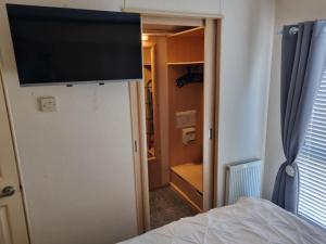 Ένα ή περισσότερα κρεβάτια σε δωμάτιο στο Pg 35 2 BED DELUX ON THE GOLDEN PALM CHAPEL ST LEONARDS +4 φωτογραφίες