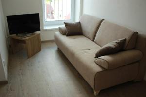 a living room with a couch and a television at Apartment Vyhlídka in Mikulov