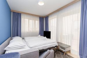een hotelkamer met een bed en een tv bij Garden Palace - Vitamin Sea Appartment with Teracce in Umag