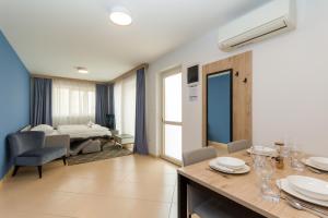 een kamer met een eettafel en een woonkamer bij Garden Palace - Vitamin Sea Appartment with Teracce in Umag +20 foto's