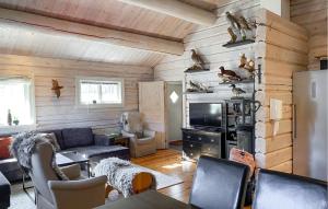 Televisyen dan/atau pusat hiburan di Lovely Home In Straumgjerde