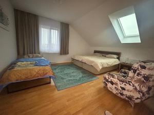 PottendorfGemütliche Unterkunft in Pottendorf的有两张床和一扇窗户的卧室