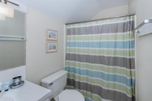 キアワ・アイランドにある4834 Turtle Cove Villa by Akers Ellis Rentalsのシャワーカーテンとトイレ付きのバスルーム +19枚の写真