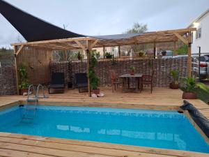 eine Terrasse mit Tisch und Swimmingpool in der Unterkunft Guesthouse Fuik in Willemstad