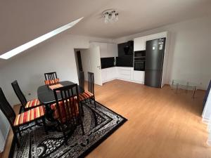PottendorfGemütliche Unterkunft in Pottendorf的一间带桌椅的客厅和一间厨房
