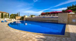 Bazén v ubytování Beautifully decorated Apartment Alambra, with Coast and Sunset Views, Aphrodite Hills nebo v jeho okolí