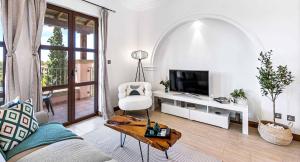 TV a/nebo společenská místnost v ubytování Beautifully decorated Apartment Alambra, with Coast and Sunset Views, Aphrodite Hills