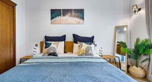 Postel nebo postele na pokoji v ubytování Beautifully decorated Apartment Alambra, with Coast and Sunset Views, Aphrodite Hills