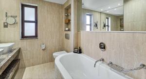 Koupelna v ubytování Beautifully decorated Apartment Alambra, with Coast and Sunset Views, Aphrodite Hills