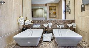 Koupelna v ubytování Beautifully decorated Apartment Alambra, with Coast and Sunset Views, Aphrodite Hills